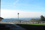 Kirche mit Aussicht: Blick von der Kirchenterrasse in Richtung Lombardei. (Bild Beda Hanimann)