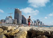 Hinter der Strandpromenade liegt die «Weisse Stadt». Diesen Namen verdankt die zweitgrösste Stadt Israels ihren vielen freien, weiss getünchten Fassaden.