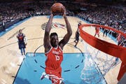 Der Schweizer Basketballprofi Clint Capela skort am Weihnachtstag für die Houston Rockets. (Bild: Layne Murdoch/Getty (Oklahoma City, 25. Dezember 2017))