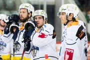 Zugs Stuermer Peter Emanuel, Zugs Verteidiger Samuel Erni und Zugs Verteidiger Simon Luethi, von links, nach der 3-2 Niederlage. (Bild: KEYSTONE/Anthony Anex)