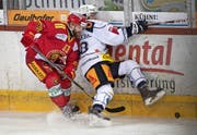 In Rücklage: EV-Zug-Stürmer Carl Klingberg (rechts). Bild: Marcel Bieri/Keystone (Langnau, 16. September 2016)