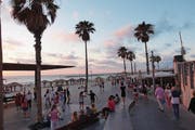 Am Meer wird die «Weisse Stadt» bunt und jung. (Bild: Ingrid Schindler)
