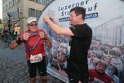 Zwei nimmermüde Jubilare: Die Stadtluzerner Werner Bucher (links) und Simon Hofstetter überreichen sich gegenseitig die 40. Medaille. (Bild: Roger Zbinden)