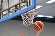 Ein Spieler legt einen Korb. (Symbolbild) (Bild: Neue LZ)
