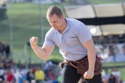 Christian Schuler feiert seinen Sieg über Beat Clopaht im ersten Gang. (Bild: KEYSTONE/Urs Flueeler)