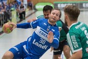Trotz heftigem Bemühen kann sich der HC Kriens-Luzern nicht mehr zur abermaligen Führung und zum Sieg durchkämpfen. Im Bild der Krienser Thomas Hofstetter im blauen Dress. (Bild: Boris Bürgisser / Neue LZ)