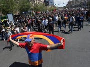 Die Proteste gehen weiter, während die Regierungspartei versucht, sich den Support der Quasi-Schutzmacht Russland zu sichern. (Bild: KEYSTONE/EPA PHOTOLURE NEWS AGENCY/VAHRAM BAGHDASARYAN)