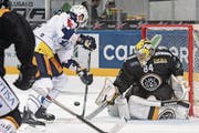 Die Vorentscheidung: Zugs Viktor Stalberg bezwingt Lugano-Hüter Daniel Manzato zum 4:2. (Bild: Andy Müller/Freshfocus (Lugano, 24. November 2017))