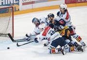 EVZ-Spieler Nolan Diem (Mitte) kann sich gegen zwei Zürcher Gegenspieler und Goalie Lukas Flüeler nicht durchsetzen.Bild: Urs Flüeler/Keystone (Zug, 15. März 2018) (Bild: Urs Flüeler/Keystone (Zug, 15. März 2018))