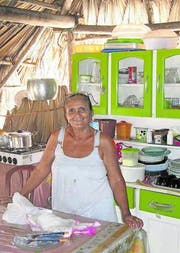 Dona Joana führt eine kleine Herberge in Queimada dos Britos. Die kleine Siedlung liegt mitten in der Dünenwelt. (Bild: Kurt Horat)