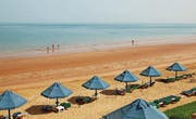 Das Emirat Ras al-Khaimah verfügt über insgesamt 65 Kilometer Sandstrand. (Bild: Khmelnytskyi Viacheslav)