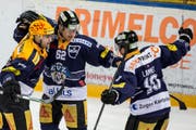 Die Zuger Pierre-Marc Bouchard, Jarkko Immonen und Dominic Lammer jubeln nach dem 1:0. (Bild: Keystone / Alexandra Wey)
