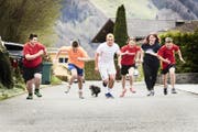 Die Stadtlauf-Dönnis aus Wolfenschiessen. Von links nach rechts: Lukas, Patrick, Hündin Lily, Tobias, Vanessa, Bernadette und Yanick.Bild: «Luzerner Zeitung»/Jakob Ineichen