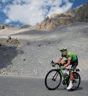 Rigoberto Uran befindet sich in Topform. Sein Pech ist, dass immer wieder jemand anders noch stärker fährt als der Kolumbianer. (Bild: Peter Dejong/AP (Izoard Pass, 20. Juli 2017))