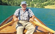 Der bekannte Fischereiaufseher Peter Hauser in seinem Boot, das schon sein Vater über das idyllische Seelisbergerseeli gesteuert hat. (Bild: Otto Odermatt (Seelisberg))