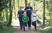 Laufeinheit der Familie Heinzer im Maihölzli-Wald bei Hünenberg: Mutter Daniela und Vater Armin mit Timon und Tabea. (Bild: Corinne Glanzmann (22. April 2017))