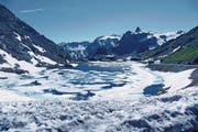 Auch im Hochsommer ist der Grosse-Sankt-Bernhard-Pass noch schneebedeckt, und auf dem See schwimmen Eisschollen. Er verbindet das Wallis mit dem Aostatal. (Bild: Esther Wyss)