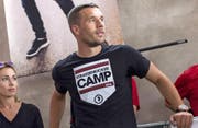 Mal was Neues: Lukas Pdolski gibt das Stachelscheein.
