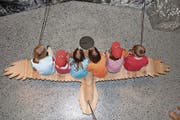 Kinder auf einem virtuellen Vogelflug im Nationalparkzentrum Zernez. (Bild: Lioba Schneemann)