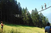 Adrenalinkick: Im Hochseilgarten auf der Familienalm Taser oberhalb von Schenna kann man klettern, bergsteigen und die Höhenangst überwinden. (Bild: Sarah Coppola-Weber)