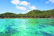 Türkisblaues Wasser, dichter Regenwald und kaum Hotels: Ko Tao ist die kleinste und ursprünglichste Insel der drei touristisch erschlossenen Inseln des Samui-Archipels. PD (Bild: PD)