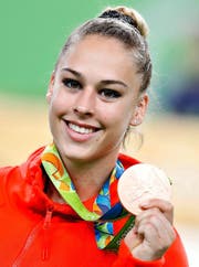 Präsentiert stolz ihre Bronzemedaille: Giulia Steingruber. (Bild: EPA/Tatyana Zenkovich)