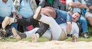 Bruno Nötzli (in Weiss) zog sich auf der Rigi gegen Joel Wicki einen Kreuzbandriss zu und musste die Saison beenden. (Bild: Urs Flüeler/Keystone (Rigi Staffel, 9. Juli 2017))