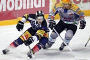 Zugs Fabian Sutter (vorne) im Duell mit Biels Jakob Micflikier. (Bild: Keystone)