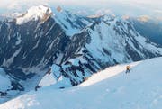Erste Sonnenstrahlen: Wenige Seilschaften sind unterwegs und steigen Meter um Meter hoch Richtung Aiguille de Bionnassay (4052 m). (Bild: Quelle: Bundesamt für Landestopografie, Karte oas)