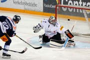 Der Zuger Jarkko Immonen (links) erzielt das 1:0 gegen den Fribourger Torhüter Benjamin Conz. (Bild: Alexandra Wey/Keystone)