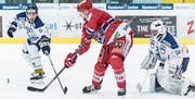 EVZ-Academy-Keeper Luca Hollenstein kassiert gleich das 0:5. (Bild: Philipp Hegglin/Toppictures (Rapperswil, 25. Februar 2018))