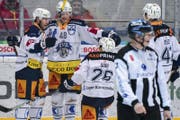 David McIntyre, Carl Klingberg, Reto Suri und Tobias Geisser (von links) jubeln nach dem 2:2. (Bild: Michaela Locatelli / Freshfocus (Ambri, 5. März 2018))