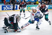 Carl Klingberg (in Weiss) im Duell mit Fribourg-Goalie Benjamin Conz. (Bild: Marc Schumacher/Freshfocus (Freiburg, 22. November 2016))