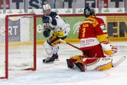 Yannick Zehnder jubelt über seinen Treffer zum 3:0. Biels Goalie Jonas Hiller ist bedient. (Bild: Peter Klaunzer / Keystone (Biel, 14. November 2017))