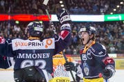 Der EV Zug hat gegen Ambri-Piotta einen ungefährdeten 3:1-Sieg eingefahren. Im Bild: Jarkko Immonen (links) und Sven Senteler. (Bild: Keystone)