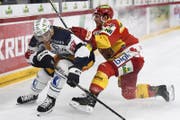Zugs Reto Suri (links) bedrängt von Biels Kevin Fey. (Bild: Urs Lindt / Freshfocus (Biel, 14. November 2017))