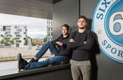 Die beiden jungen EVZ-Verteidiger Tobias Geisser (links) und Tobias Fohrler (rechts) bei der Arena. (Bild: Patrick Hürlimann (Zug, 13. September 2017))
