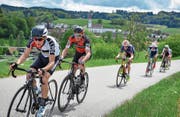Der Mountainbike-Profi Lukas Flückiger (Zweiter von links) wird in Pfaffnau Fünfter. (Bild: Chris Roos (Pfaffnau, 13. Mai 2017))
