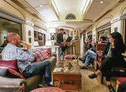 Im Observation Car gibt’s abends gepflegte Unterhaltung. (Bild: Peter Hummel)
