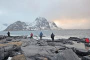 Die Stative sind aufgestellt auf den Felsen an der Küste im Norden Norwegens. Bei Wind und Wetter warten Fotoreisende auf den Lofoten auf das gute Licht. (Bild: Natalie Ehrenzweig)