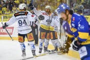Die Zuger Sandro Zangger, David McIntyre und Dominic Lammer, von links, bejubeln Lammer's Tor zum 0-3. (Bild: KEYSTONE/Gian Ehrenzeller)