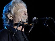 Auf seinem Rasentraktor kann ihm keiner was und auch als Songschreiber ist er unschlagbar: Heute feiert Kris Kristofferson seinen 80. Geburtstag. (Archiv) (Bild: Keystone/EPA/STEVE C. MITCHELL)