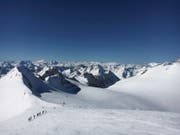 Sonne und Schnee locken scharenweise Tourengänger in die Berge: Aufstieg über den Col du Brenay. (Bild: Fabian Fellmann)