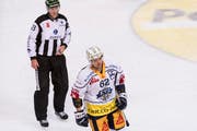 Der Zuger Jarkko Immonen erhält vom Schiedsrichter eine Spieldauer Disziplinarstrafe. (Bild: Keystone/Alessandro della valle)