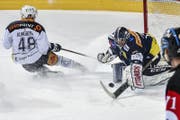 Zugs Carl Klingberg (links) scheitert an Ambri-Torhüter Benjamin Conz. (Bild: Michaela Locatelli / Freshfocus (Ambri, 5. März 2018))