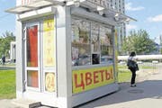 Ein Russe kommt nie mit leeren Händen: Einer der vielen 24-Stunden-Blumenläden. (Bild Julia Barandun)