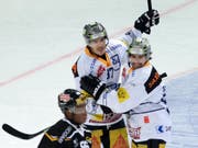 Der Zuger Torschütze Dario Bürgler (links) feiert mit Fabian Schnyder das 1:0 gegen Lugano (Bild: KEYSTONE/TI-PRESS/SAMUEL GOLAY)
