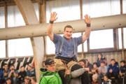 Joel Wicki gewinnt das Hallenschwinget in Sarnen. (Bild: Roger Grütter (Sarnen, 11. März 2018))