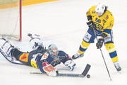 Tobias Stephan pariert gegen Dino Wieser. (Bild: Urs Flüeler/Keystone (Zug, 21. März 2017))
