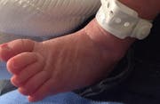 Der Fuss von Shakiras Baby Sasha. (Bild: bangshowbiz)